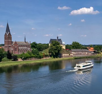 Rundfahrten und Schiffsfahrten.